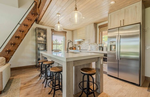 Eureka House | Cottage on the 10th Tee – Beautiful Stay for 7 w/Hot Tub & Fire Pit
