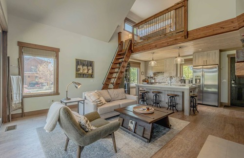 Eureka House | Cottage on the 10th Tee – Beautiful Stay for 7 w/Hot Tub & Fire Pit