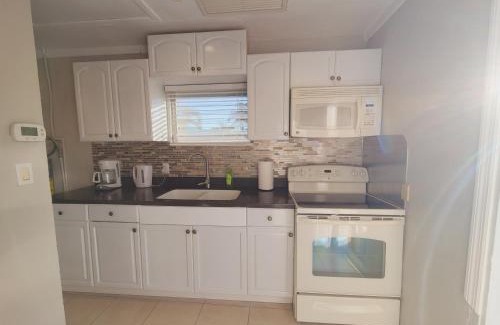 Laurel House | Cottage on Walking Distance To Nokomis Beach