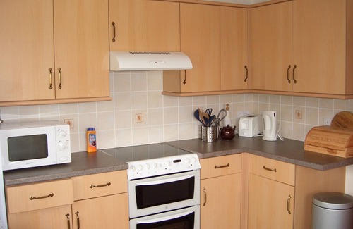Newport Cottage | Cottage sleeping up to 6 in 3 bedrooms, peaceful. 1 mile to Newport Town Centre