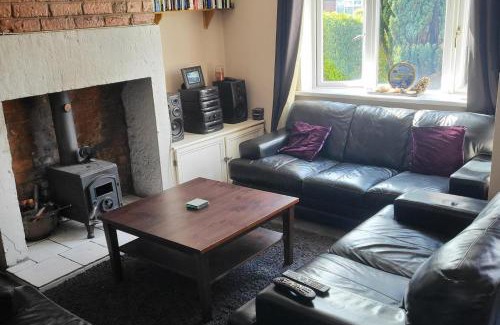 Chorley House | Cottage - Sleeps 4 - Garden - Parking