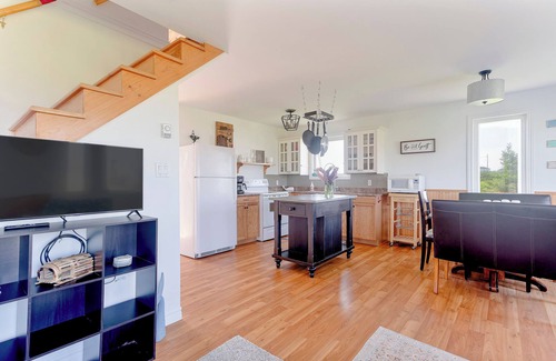 Darnley Cottage | Cottage steps away from Thunder Cove Beach and a surround views of the ocean