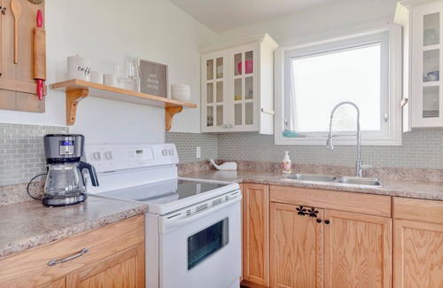 Darnley Cottage | Cottage steps away from Thunder Cove Beach and a surround views of the ocean