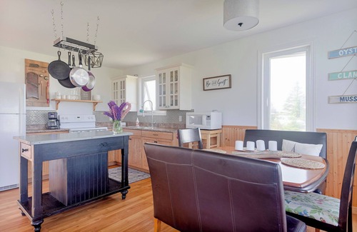 Darnley Cottage | Cottage steps away from Thunder Cove Beach and a surround views of the ocean