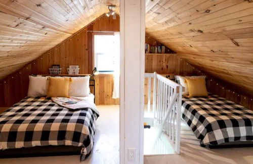 Central Elgin Cottage | Cottage steps to Main Beach w/ Loft & Arcade