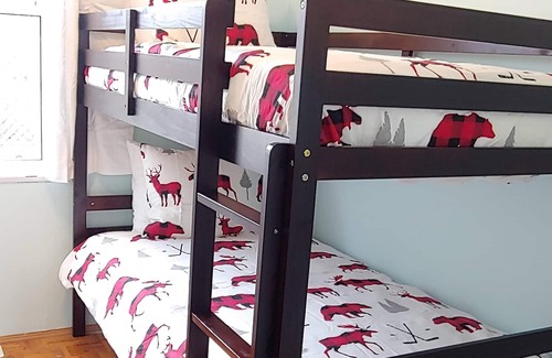 Central Elgin Cottage | Cottage steps to Main Beach w/ Loft & Arcade