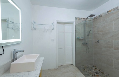 The Valley Apartment | Cottage Sunset – Charming Cozy Space, 5 Minutes to Shoal Bay Beach