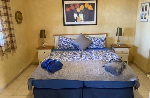 El Jaral House | Cottage with 2 Bedrooms.2 Bathrooms, Heated solar Pool, Sauna, Jacuzzi, Garden