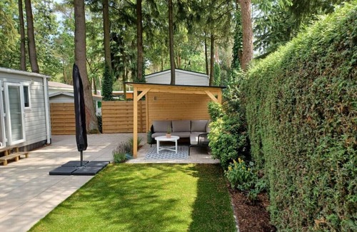 Bosgebied Hoenderloo House | Cottage with a large garden