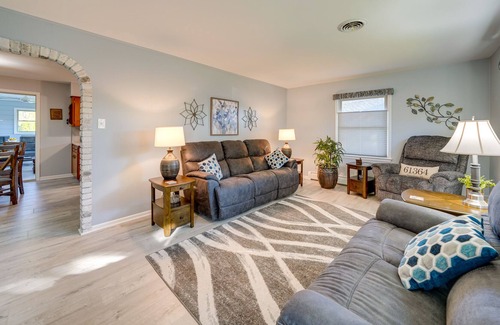 Streator House | 'Coty's House' Illinois Getaway w/Bar: Near Golf!