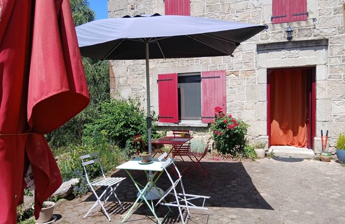 Saint-Christophe-dʼAllier House | Country House 'Nature Bien-être' with Mountain View, Shared Terrace and Private Garden
