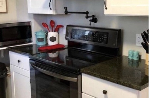 Pocono Pines House | ⭐ Country Cottage, Heart of the Poconos! Game room & Hot Tub
