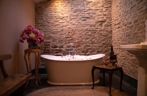 Scunthorpe House | Country Cottage with Spa, Catering, Gardens, Nature Reserve Walks - Free Parking, Self Checkin