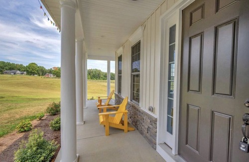 Fredericksburg House | Country Farm House on 5 Acres w/Lake Views: Peace- Off the Beaten Path