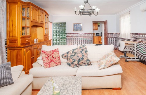 Alcala de Guadaira House | Country House 'Acogedora Casita Rural De Invitados' with Shared Pool, Wi-Fi and Air Conditioning