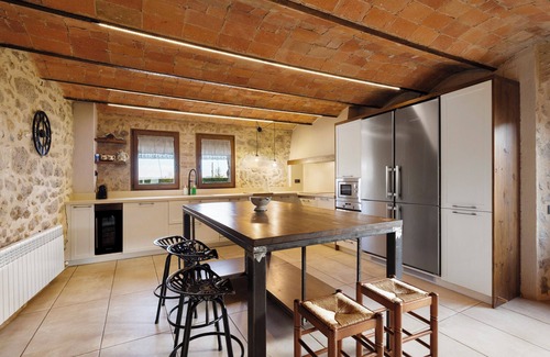 Berga House | Country House 'La Creu De La Pinya' with Mountain View, Wi-Fi and Air Conditioning