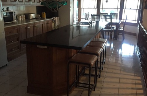 Lake Albert House | Country House - Large Home suitable for travelers, workers and families