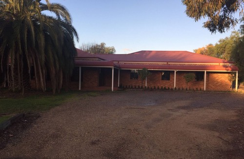 Lake Albert House | Country House - Large Home suitable for travelers, workers and families