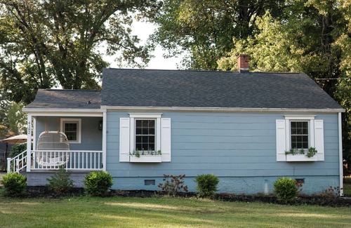 Covington House | Couple Getaway ~ Golf Cart ~ Under a Mile from the Covington Square