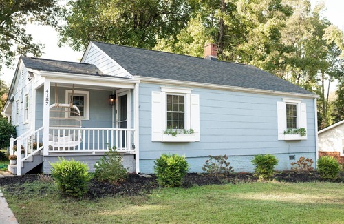 Covington House | Couple Getaway ~ Golf Cart ~ Under a Mile from the Covington Square