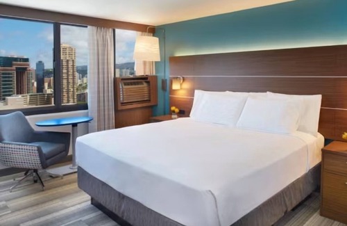 McCully - Moiliili Hotel | Couple Retreat | Room w/Relaxing Waikiki View & Free Daily Hot Breakfast