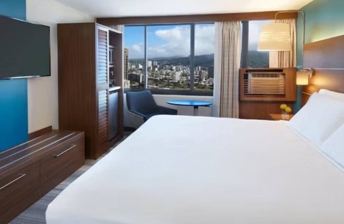 McCully - Moiliili Hotel | Couple Retreat | Room w/Relaxing Waikiki View & Free Daily Hot Breakfast