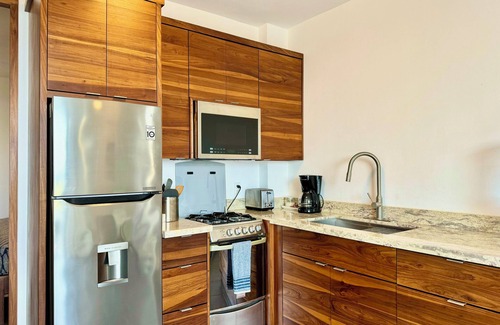 Lighthouse Estates Apartment | Couple Suite @Larimar, West Bay