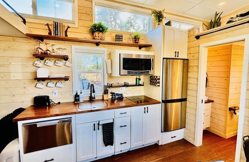 Upper Lake House | Couple’s retreat in Tiny Home w soaking tub/beach at Upper Lake