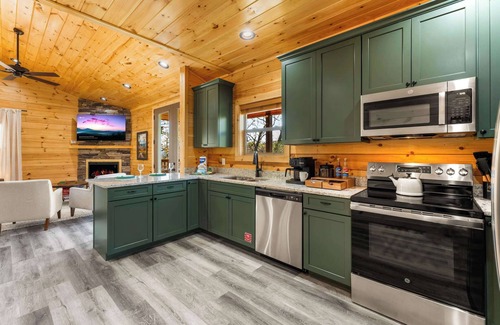 Black Bear Falls Cabin | Couples Retreat Indoor Pool Sauna minutes to Gatlinburg
