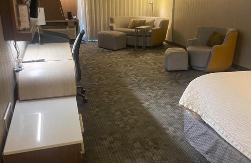 Bay City Hotel | Courtyard Bay City