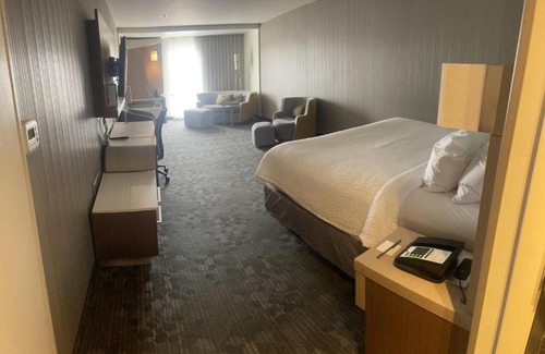 Bay City Hotel | Courtyard Bay City