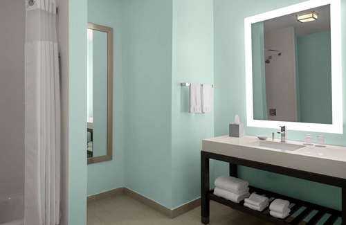 Downtown Nassau Resort | Courtyard by Marriott Nassau Downtown/Junkanoo Beach