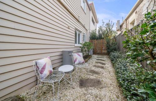Ashfield Apartment | Courtyard Esperanza - Sunny Heritage Chic