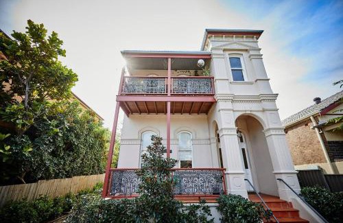 Ashfield Apartment | Courtyard Esperanza - Sunny Heritage Chic