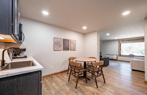 Thayerville Hotel | Cove Creek Lodge 109: Lakeside Executive King Suite