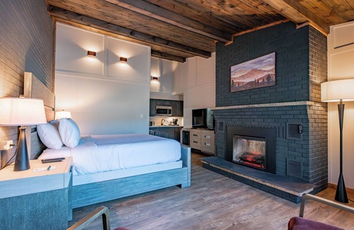 Thayerville Hotel | Cove Creek Lodge: 206 Standard King Room