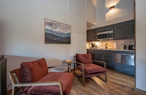 Thayerville Hotel | Cove Creek Lodge 218: Lakeside Double Queen Room