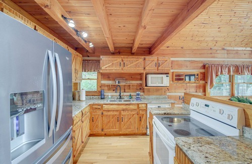 Vonore Cabin | 'Cove Life at Tellico Lake' Cabin w/Hot Tub, Dock
