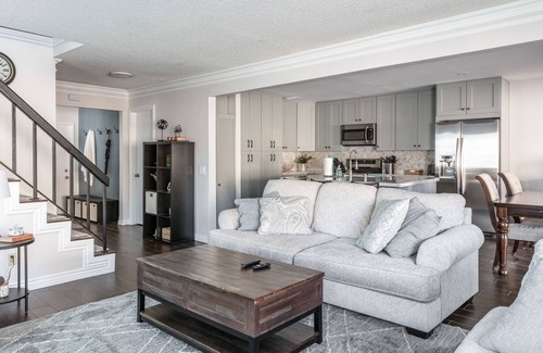 North Hollywood House | Covello 3 Br W/Backyard North Hollywood 3 Bedroom Home by RedAwning