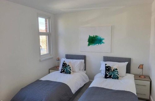 Wyken Apartment | Coventry 2 bed house Free parking Wi-fi Netflix near Ricoh Arena