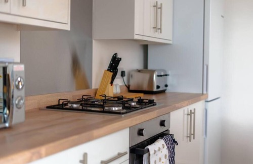 Wyken Apartment | Coventry 2 bed house Free parking Wi-fi Netflix near Ricoh Arena