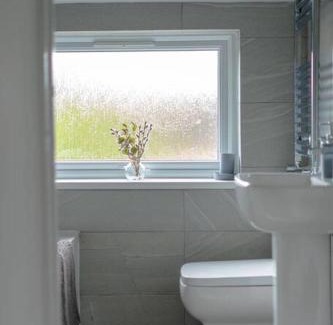 Wyken Apartment | Coventry 2 bed house Free parking Wi-fi Netflix near Ricoh Arena
