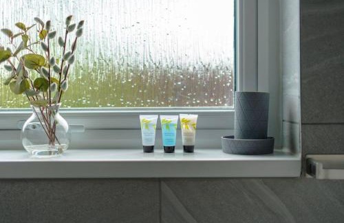 Wyken Apartment | Coventry 2 bed house Free parking Wi-fi Netflix near Ricoh Arena