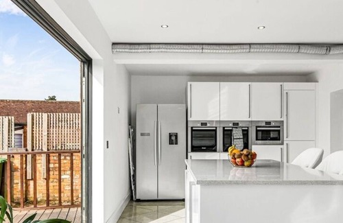 Shilton Apartment | Coventry 3 Bedrooms w/Parking Sleeps 8 -JRR Stays