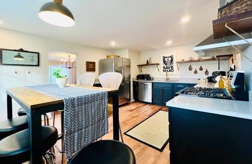 Millvale Apartment | Covered Parking Industrial Modern Mins from DT/Lville