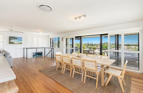 Yamba House | Cowrie House - Spacious, Modern holiday home