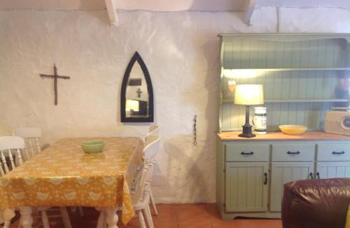 Grade House | Cowshed Cottage located nr Kynance cove