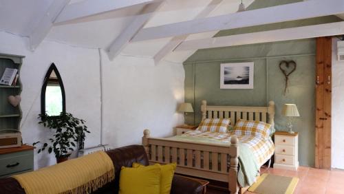 Grade House | Cowshed Cottage located nr Kynance cove