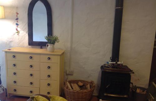 Grade House | Cowshed Cottage located nr Kynance cove