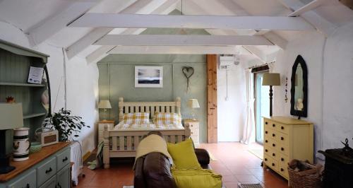 Grade House | Cowshed Cottage located nr Kynance cove